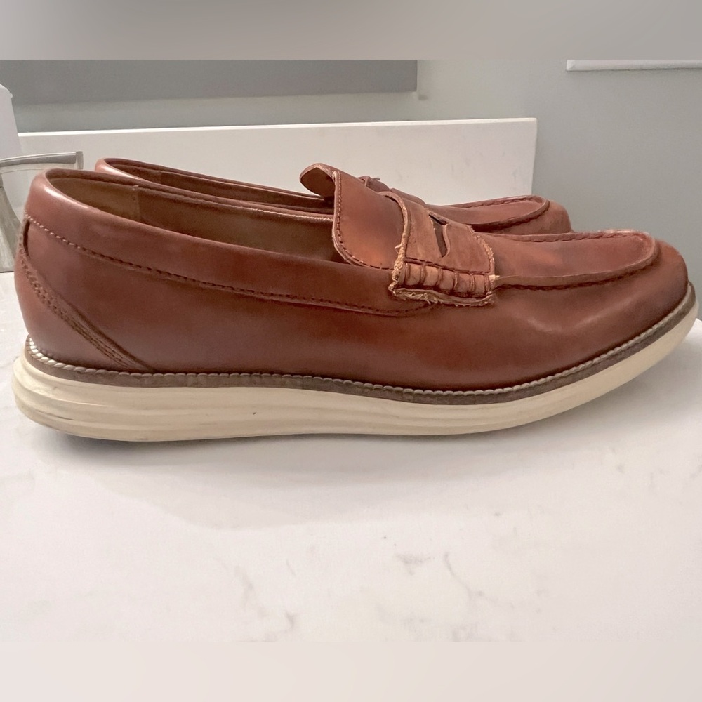 Men’s size 9 Cole Haan Grand O.S loafers.
Very good condition. Brown in color. S